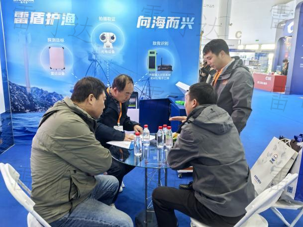 雷可达展位现场交流与客户互动