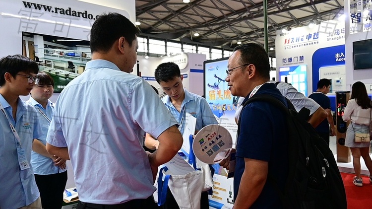 Visitors Participate in Lakeda’s Product Experience - Interactive AI Security Equipment